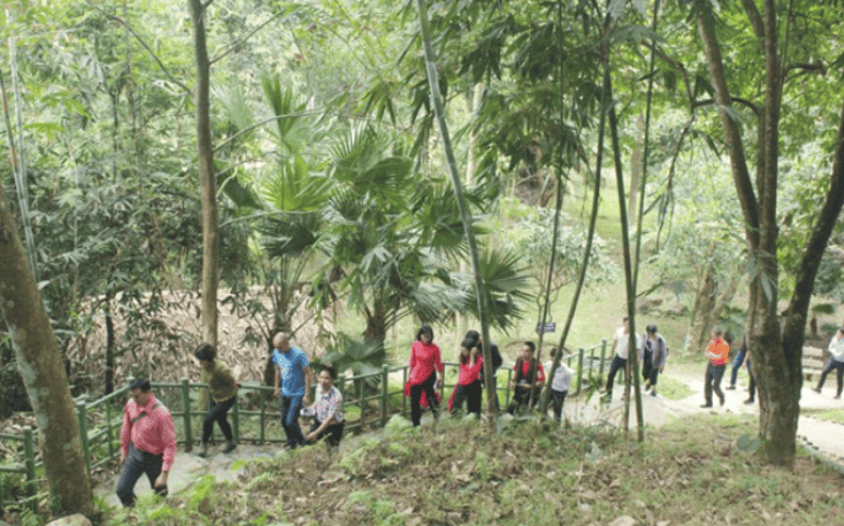 Theo tư liệu lịch sử, trong thời kỳ kháng chiến chống thực dân Pháp, Chủ tịch Hồ Chí Minh đã ba lần ở và làm việc tại Tỉn Keo