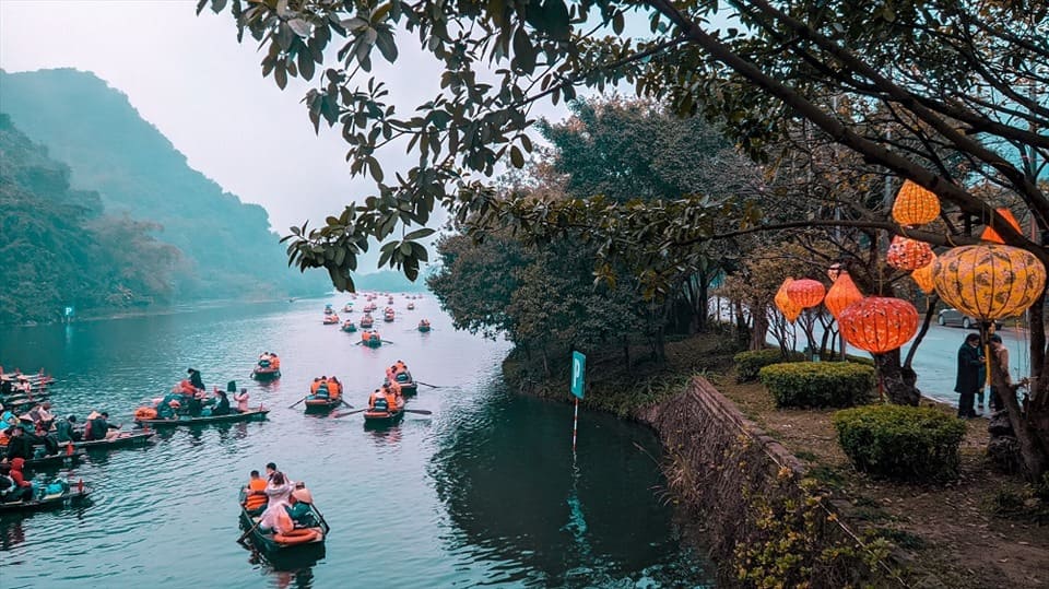 Bến Tràng An không chỉ là điểm dừng chân của du khách khi đến với Ninh Bình, mà còn là biểu tượng cho vẻ đẹp hòa quyện giữa thiên nhiên, văn hóa