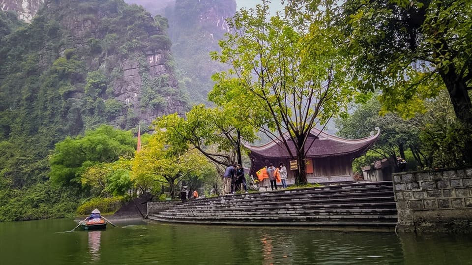 Bến Tràng An nằm trong Quần thể danh thắng Tràng An, thuộc địa phận xã Trường Yên, huyện Hoa Lư, tỉnh Ninh Bình