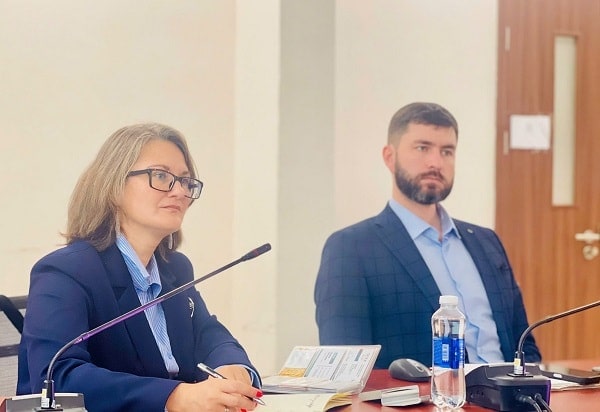 Bà Kate Markova - Giám đốc chiến lược kinh doanh của Công ty Phần mềm iSpring khu vực châu Á và ông Evgeniy Khimchenko - kỹ sư triển khai của Công ty Phần mềm iSpring.