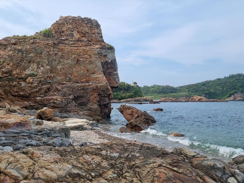 Trải qua hàng triệu năm hình thành, bãi đá Móng Rồng là kết quả của sự bào mòn tự nhiên giữa sóng, gió và thủy triều