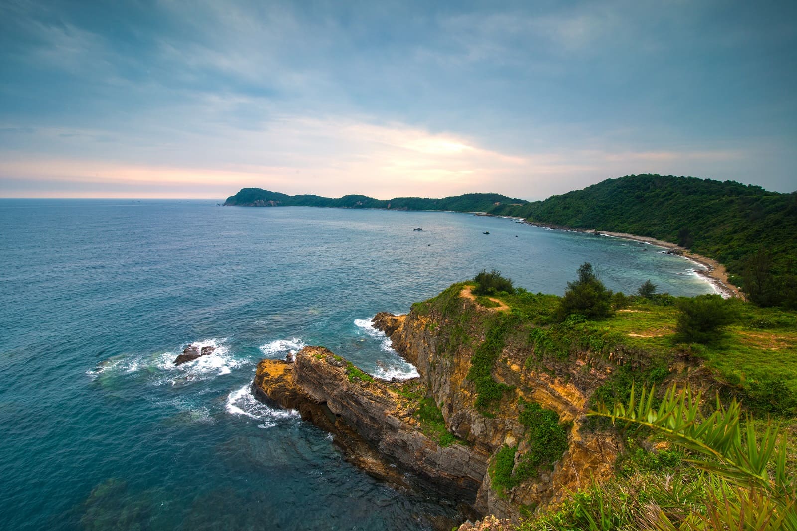 Bãi đá Móng Rồng từ lâu đã trở thành “tọa độ vàng” trong hành trình khám phá đảo Cô Tô