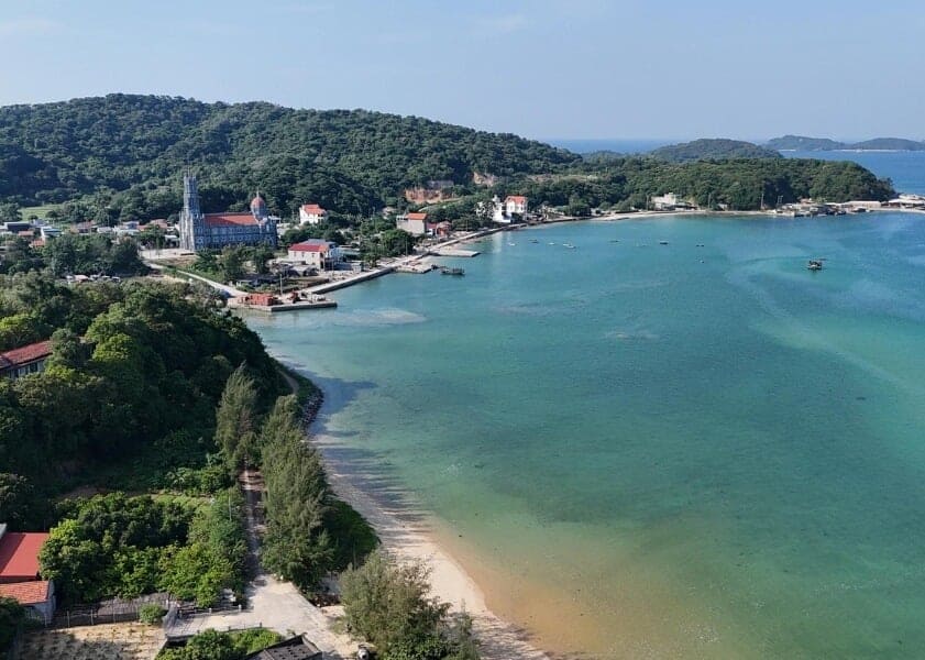 Bãi tắm Hồng Vàn thuộc thôn Hồng Hải, xã Đồng Tiến, huyện Cô Tô, tỉnh Quảng Ninh.