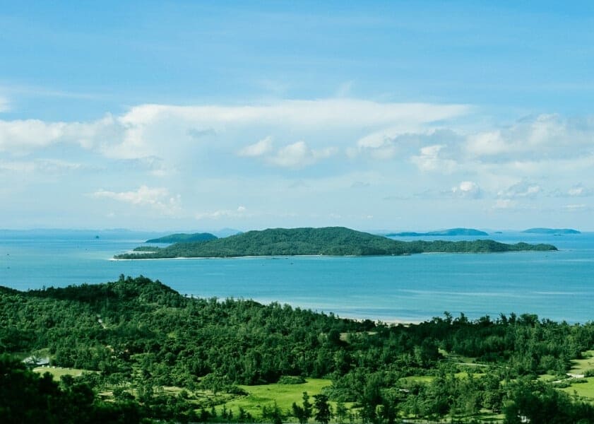 Bờ cát trắng mịn – Nước biển trong xanh như ngọc