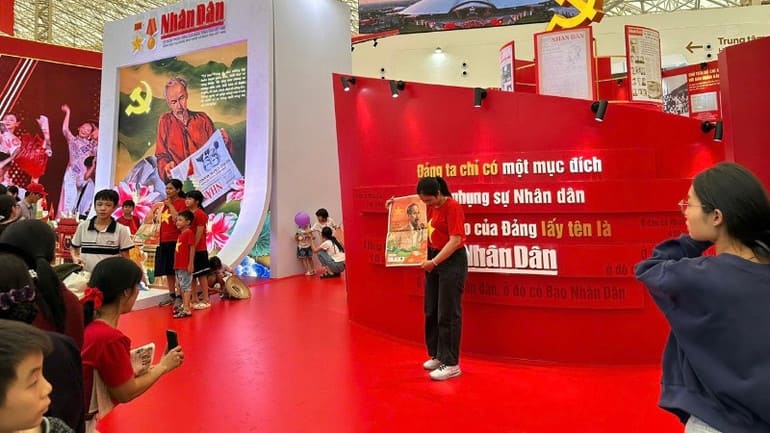 Không gian trưng bày tái hiện hành trình 70 năm của Báo Nhân Dân