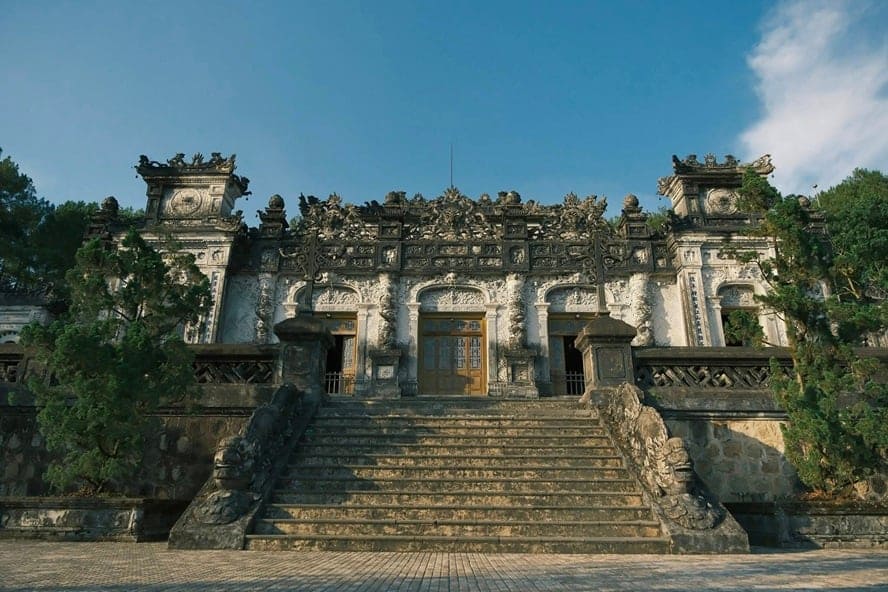 Lăng Khải Định tọa lạc trên sườn núi Châu Chữ, thuộc xã Thủy Bằng, thị xã Hương Thủy, cách trung tâm thành phố Huế khoảng 10km