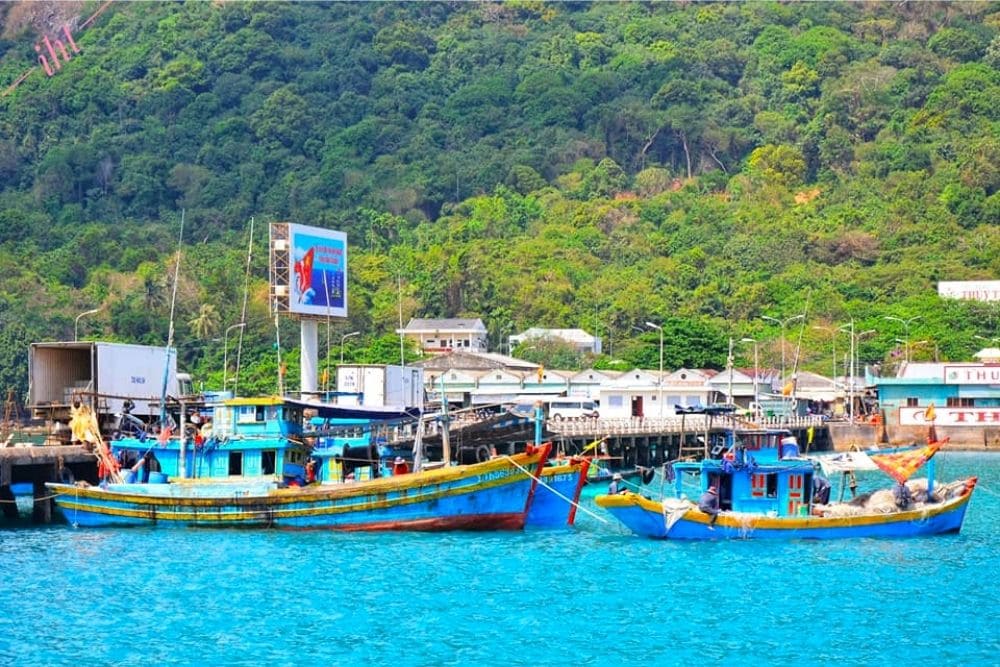 Bãi Đá Cuội được hình thành từ hàng ngàn tảng đá lớn nhỏ với màu sắc và hình dạng đa dạng