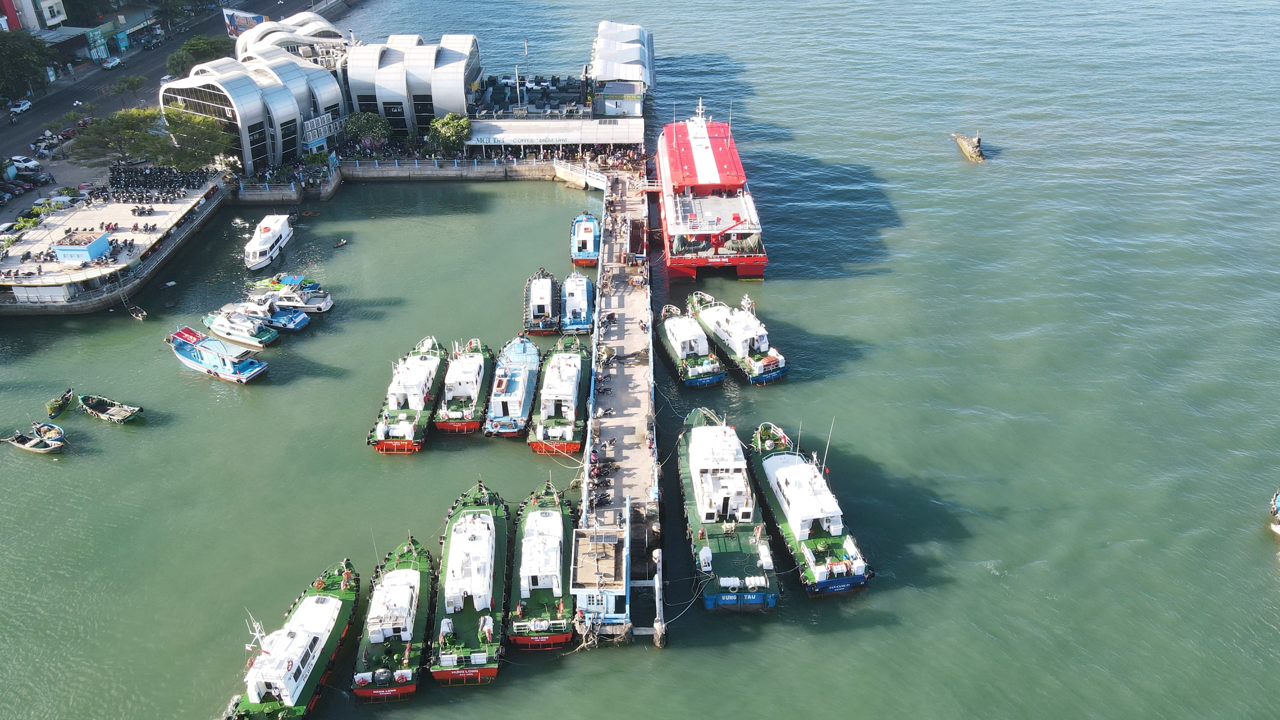 Tầm nhìn hướng biển rộng mở và không khí cảng biển đặc trưng