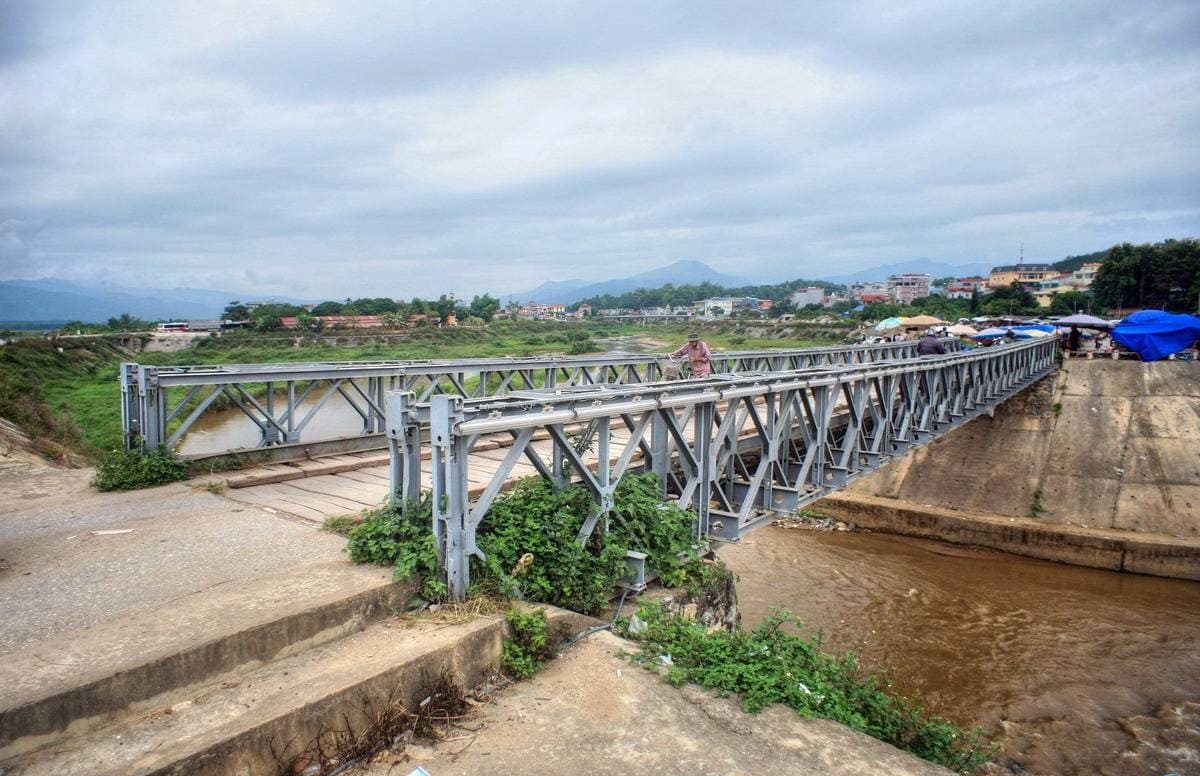 Cầu Mường Thanh nằm ở trung tâm thành phố Điện Biên Phủ, tỉnh Điện Biên, là một trong những di tích lịch sử quốc gia đặc biệt