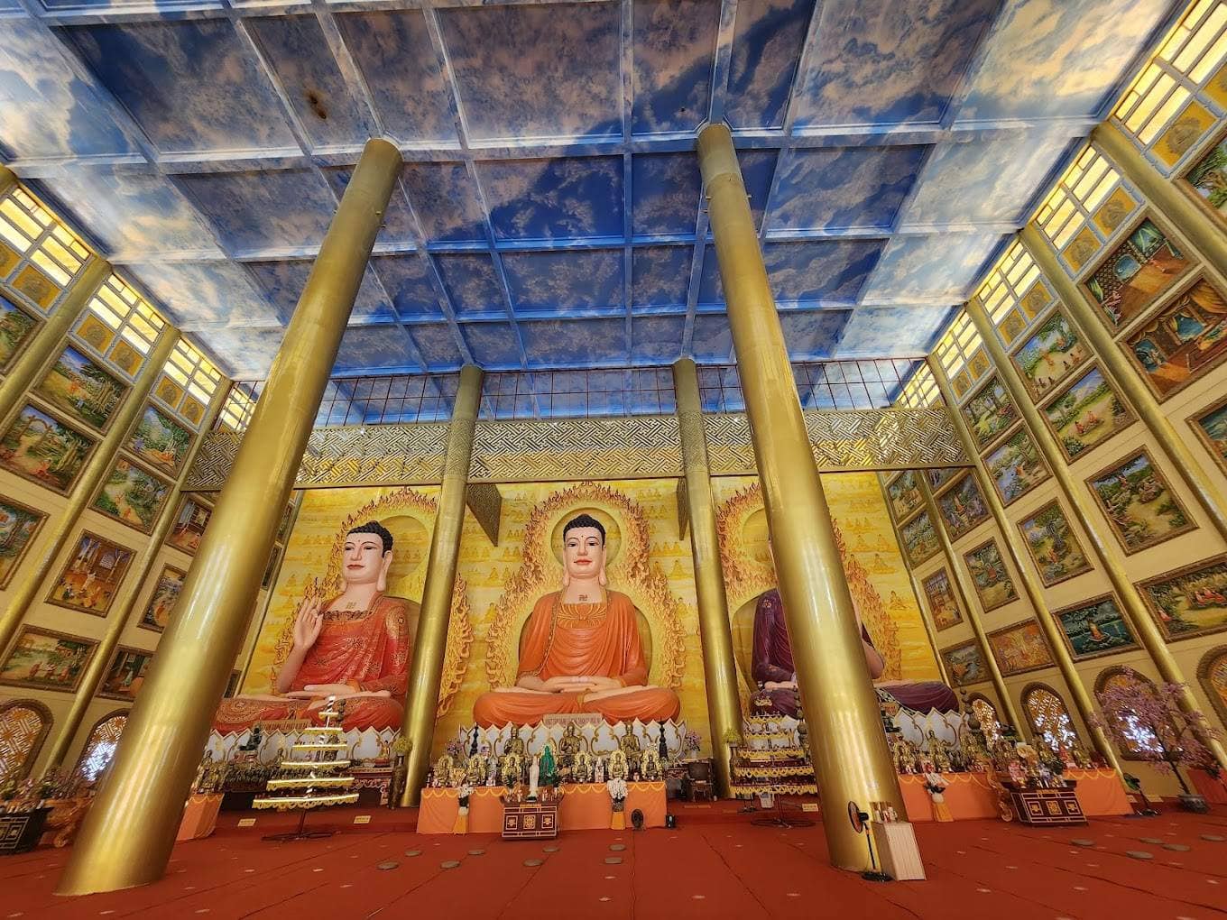 Chùa Minh Đức không chỉ thu hút bởi bức tượng Phật cao 125m mà còn nhờ kiến trúc độc đáo và các công trình bên trong.