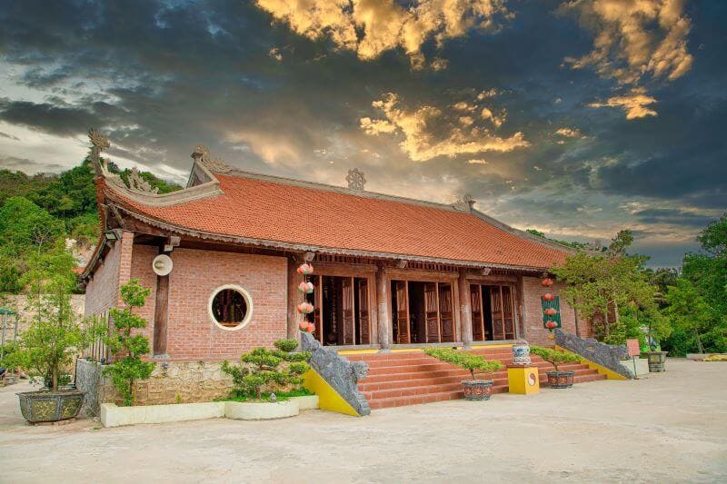 Tọa lạc trên đỉnh đồi cao thuộc trung tâm đảo, chùa Trúc Lâm Cô Tô được khánh thành năm 2015 và trở thành ngôi chùa đầu tiên trên huyện đảo Cô Tô