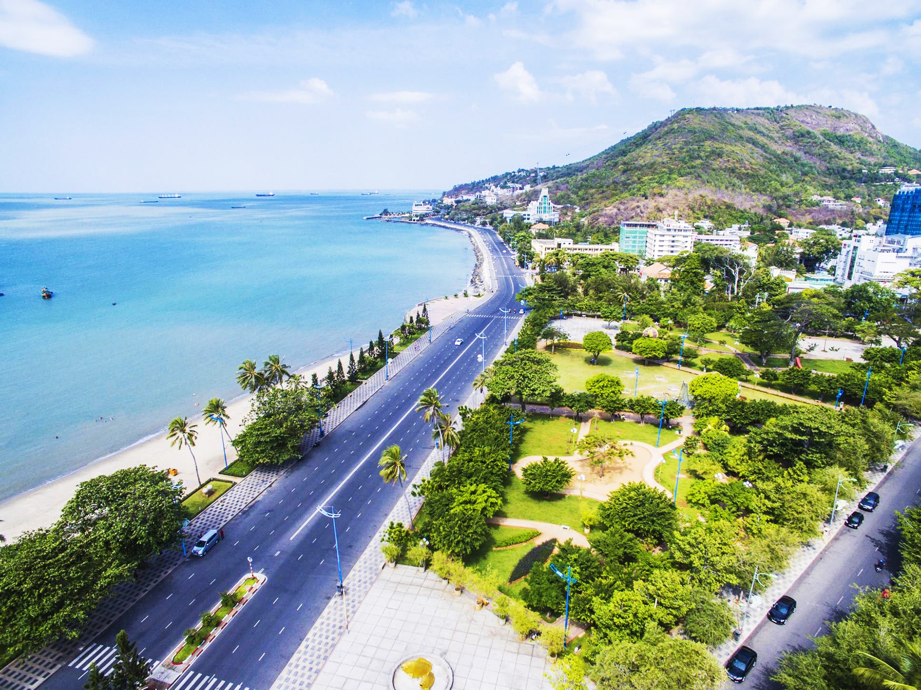 Công viên Bãi Trước nằm ngay khu vực trung tâm, tiếp giáp nhiều tuyến đường đẹp nhất Vũng Tàu