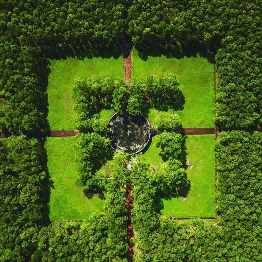 Đàn Nam Giao hiện nay tọa lạc tại khu vực làng Dương Xuân, phía Nam kinh thành Huế xưa