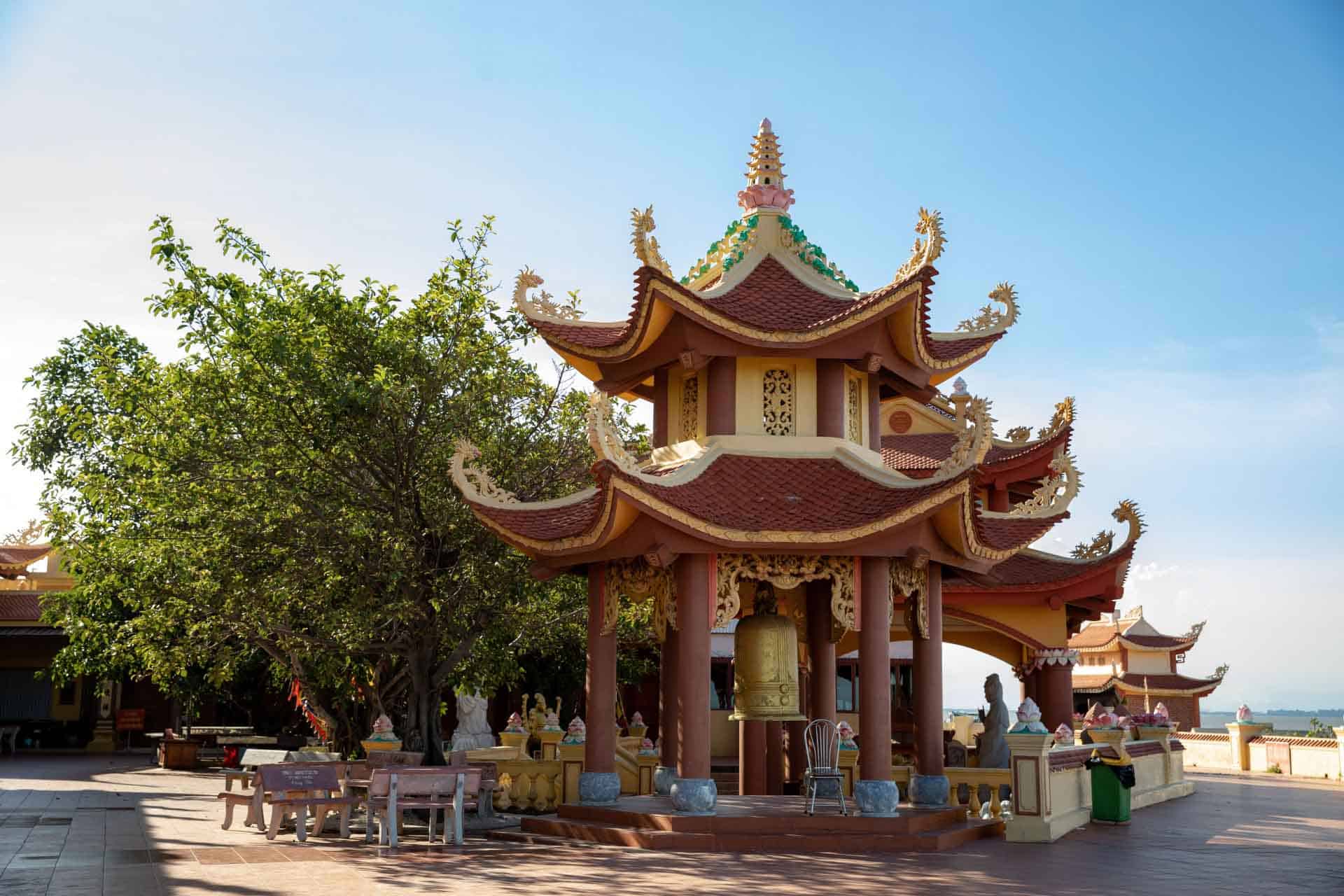 Ngôi đền hướng ra biển, lưng tựa núi – vị thế phong thủy “tọa sơn hướng thủy” tượng trưng cho sự vững bền, sung túc và che chở của thần linh