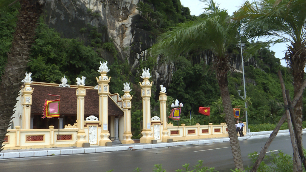 gôi chùa nổi bật với kiến trúc cổ kính, mái cong rồng phượng, và không gian tĩnh lặng giữa đô thị sầm uất.