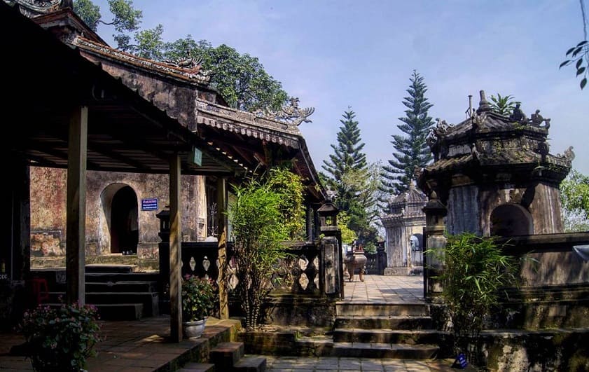 Điện Hòn Chén tọa lạc trên núi Ngọc Trản, thuộc làng Hải Cát, xã Hương Thọ, thành phố Huế.