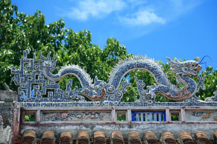 Mái ngói và chi tiết chạm khắc tinh xảo tại Đình Cẩm Phô