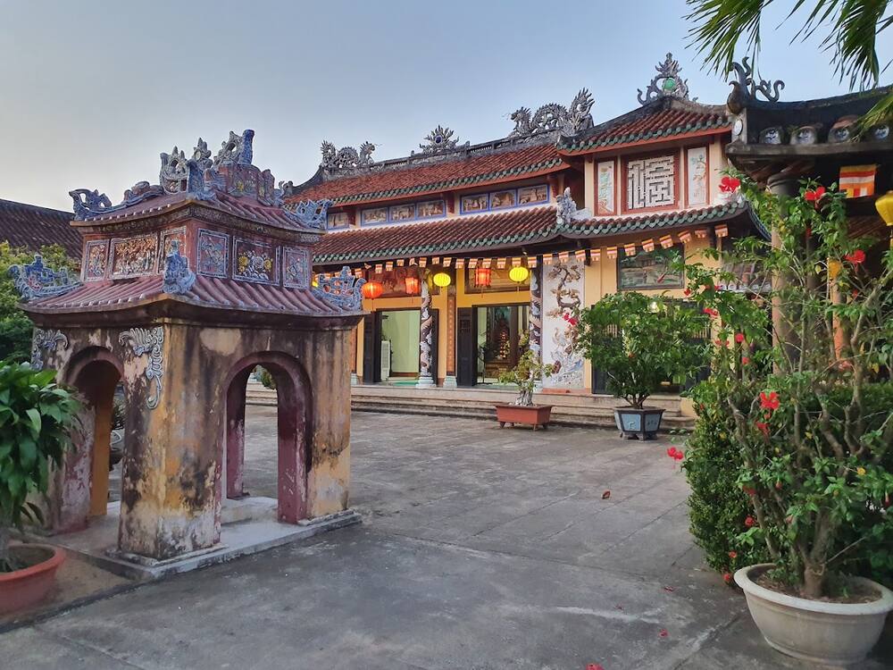 Khu chính điện cổ kính của Đình Cẩm Phô