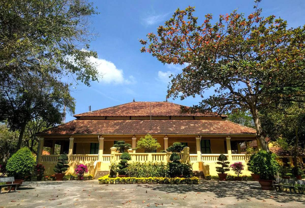 Dinh chúa Đảo còn được biết đến với tên gọi Dinh Ông Lớn hay Dinh Tỉnh Trưởng.