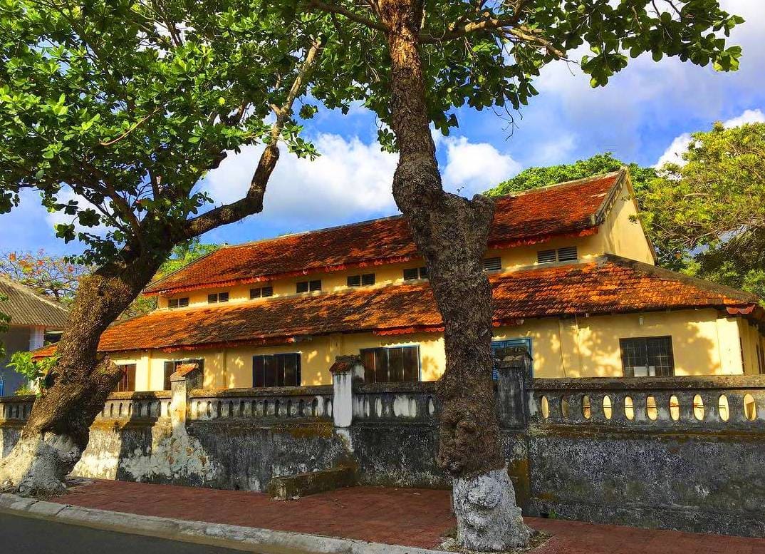 Lịch sử hình thành và quá trình tồn tại của Dinh chúa Đảo