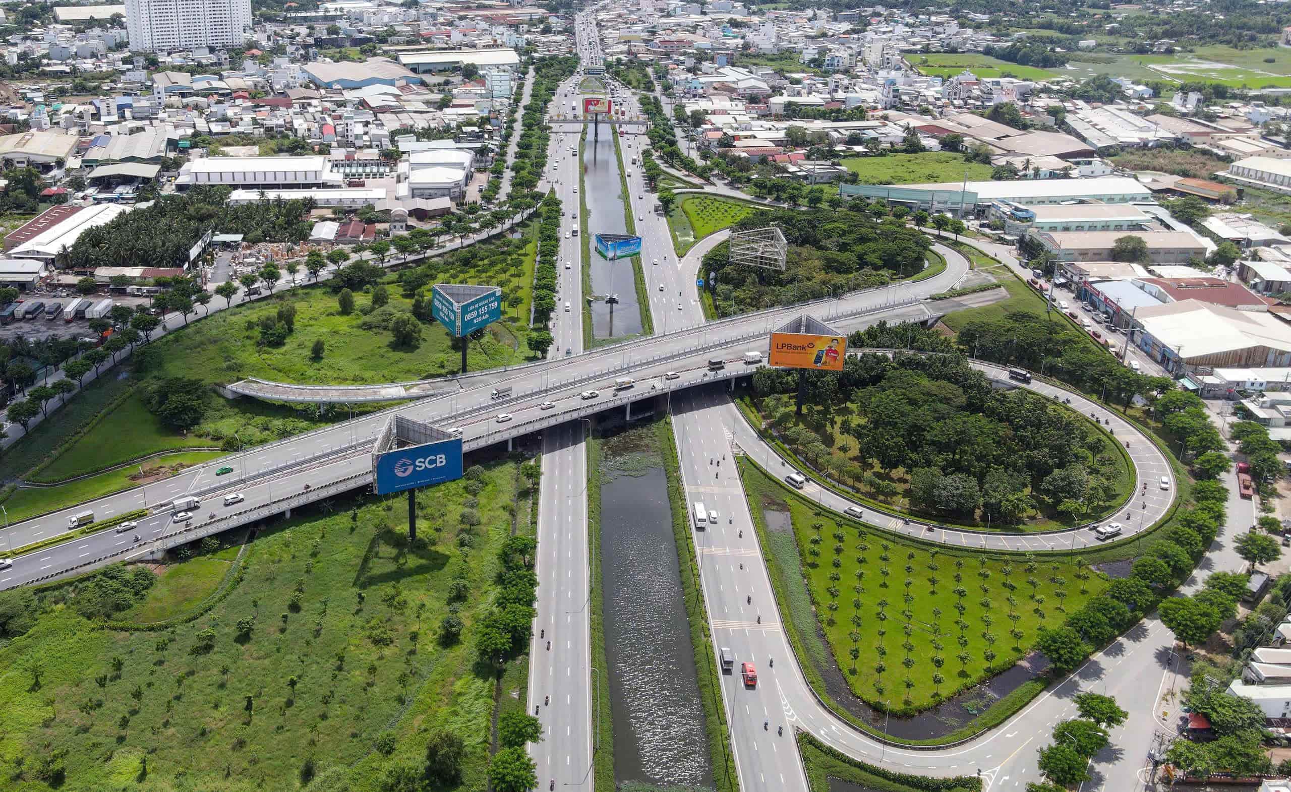 Đường Võ Văn Kiệt được xem là trục giao thông huyết mạch kết nối cửa ngõ phía Tây với trung tâm Sài Gòn