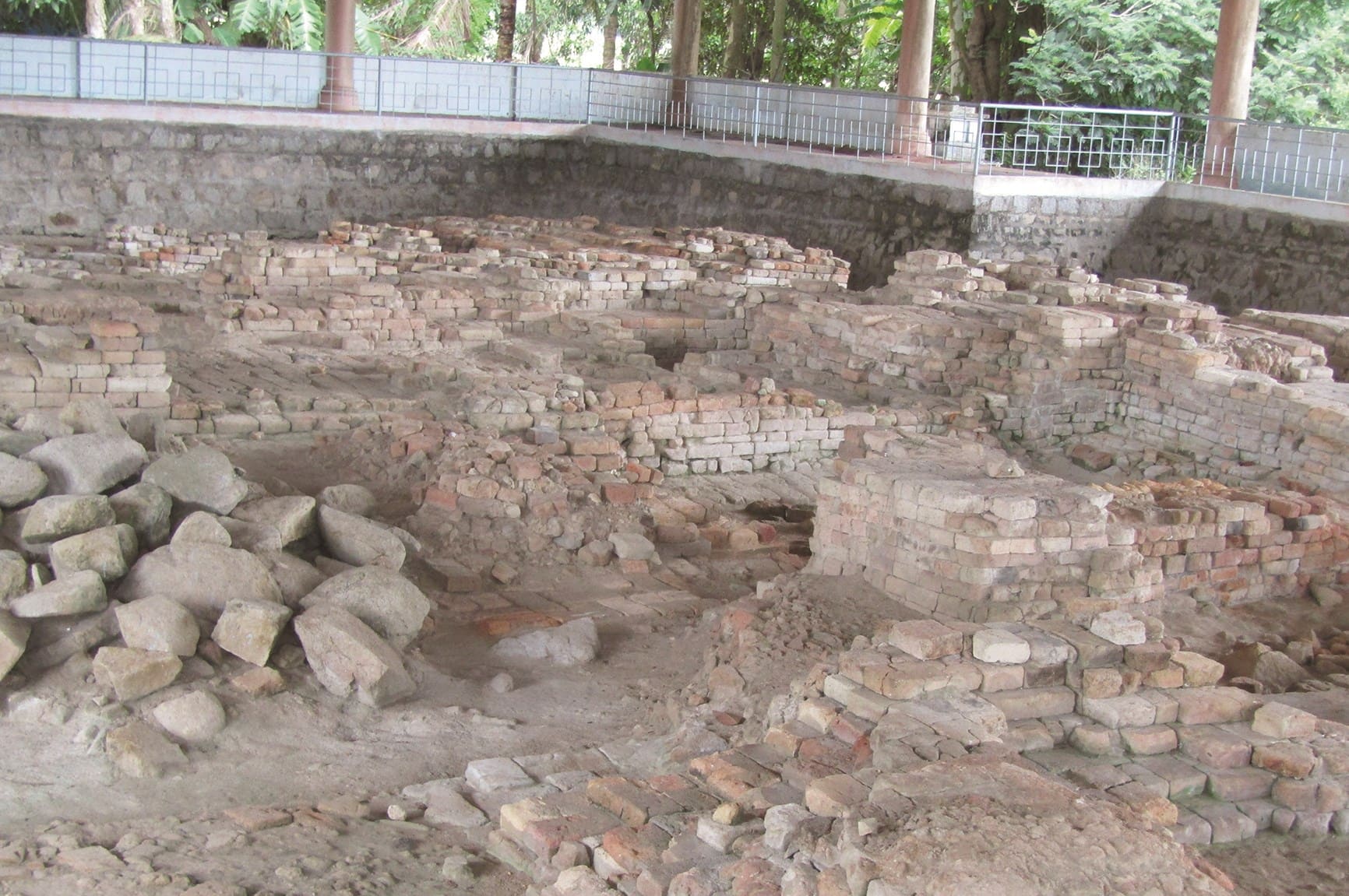 Gò Cây Me có nhiều lớp đất với màu sắc và kết cấu khác nhau, thể hiện quá trình hình thành và phát triển văn hóa của khu vực.