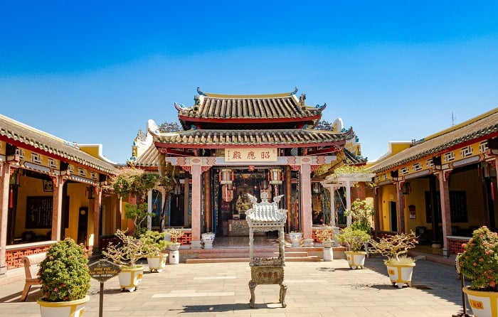 Không gian trầm mặc, đường nét tinh tế và bố cục cân đối đặc trưng của Hội quán Hải Nam