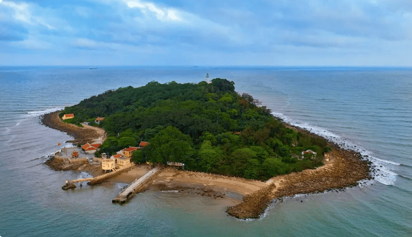 Hòn Dấu Hải Phòng được ví như “Đà Lạt thu nhỏ giữa biển Đông” bởi cảnh sắc thơ mộng, yên bình và khí hậu mát mẻ quanh năm