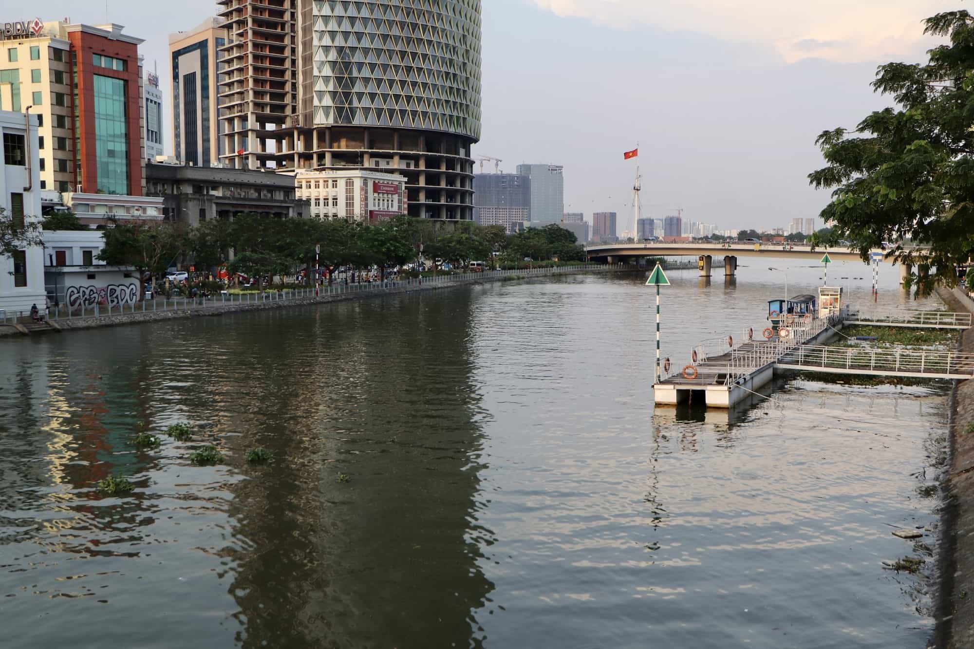 Kênh Bến Nghé giữ vị trí chiến lược và là ranh giới tự nhiên giữa Quận 1 và Quận 4