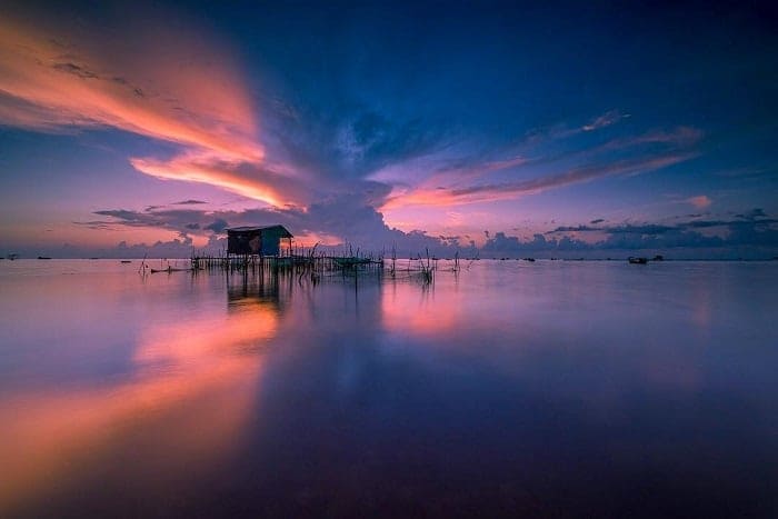 Làng chài Hàm Ninh nằm ven bờ biển phía Đông đảo Phú Quốc, thuộc xã Hàm Ninh, huyện Phú Quốc, tỉnh Kiên Giang.