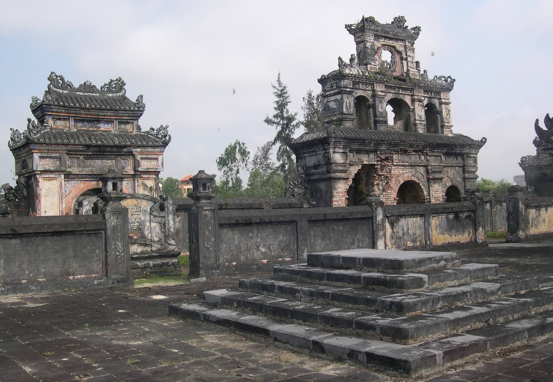 Tọa lạc tại phường An Cựu, cách trung tâm thành phố chỉ khoảng 2 km, Lăng Dục Đức là một phần trong Quần thể Di tích Cố đô Huế