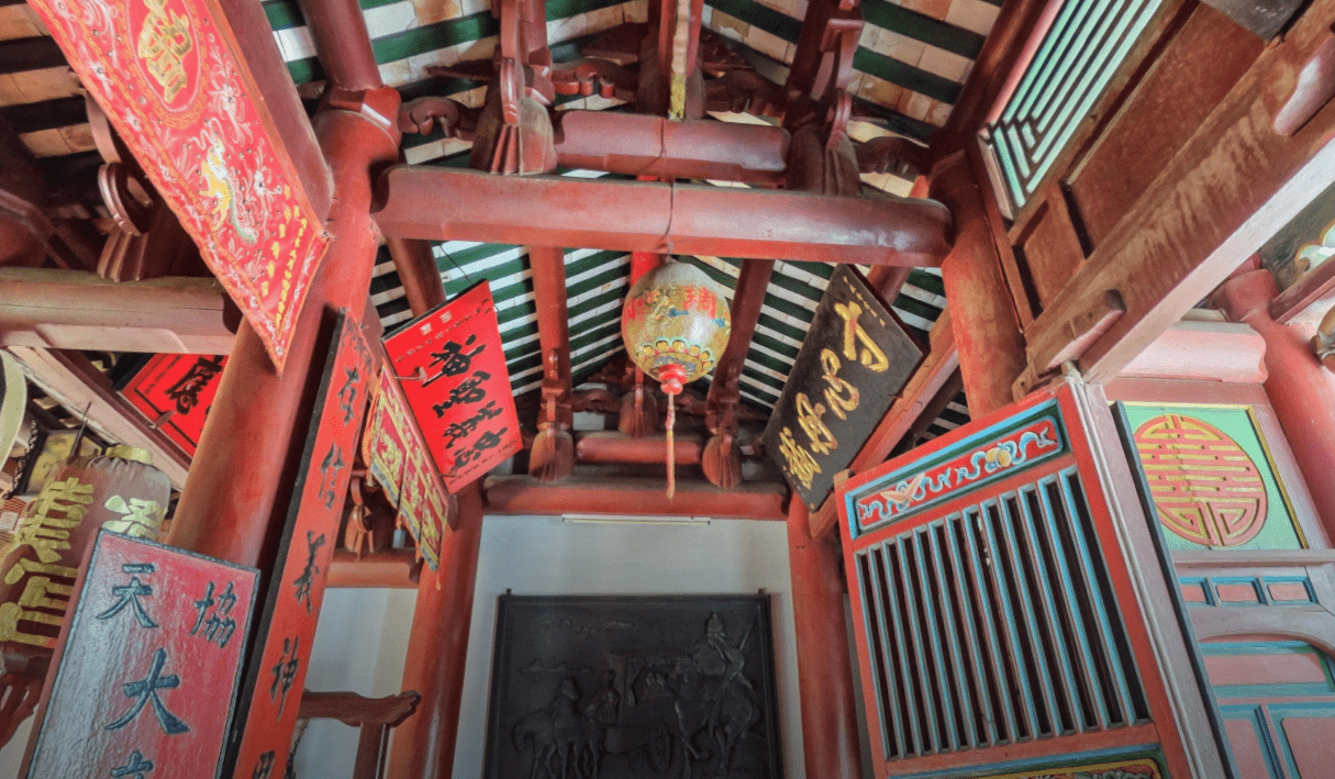 Hệ màu chủ đạo gồm đỏ – vàng – xanh mang ý nghĩa thịnh vượng