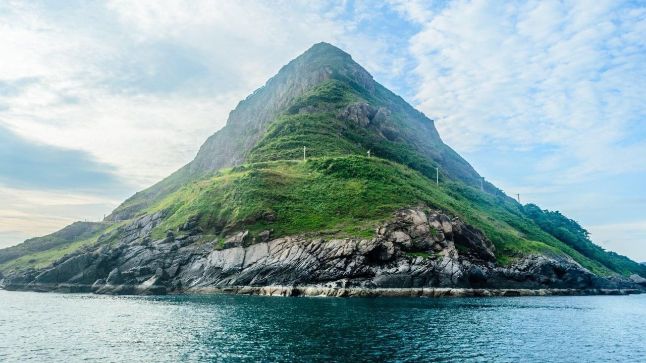 Tên gọi “Mũi Cá Mập” xuất phát từ hình dáng đặc thù của mũi đá