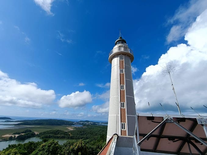 Đường lên Hải đăng là một hành trình khám phá thú vị. Du khách sẽ đi qua con đường quanh co