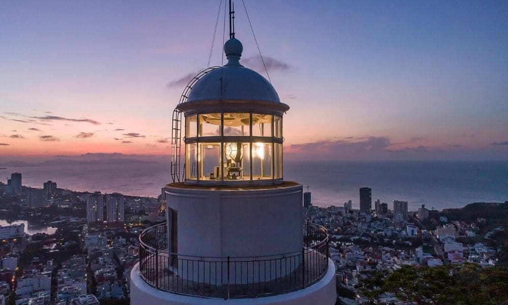 Ngọn hải đăng Vũng Tàu tọa lạc trên đỉnh núi Tao Phùng, phường 2, TP. Vũng Tàu, tỉnh Bà Rịa – Vũng Tàu