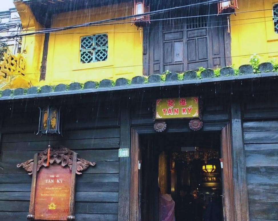 Ngôi nhà có mặt tiền hướng ra phố, là nơi buôn bán và tiếp khách