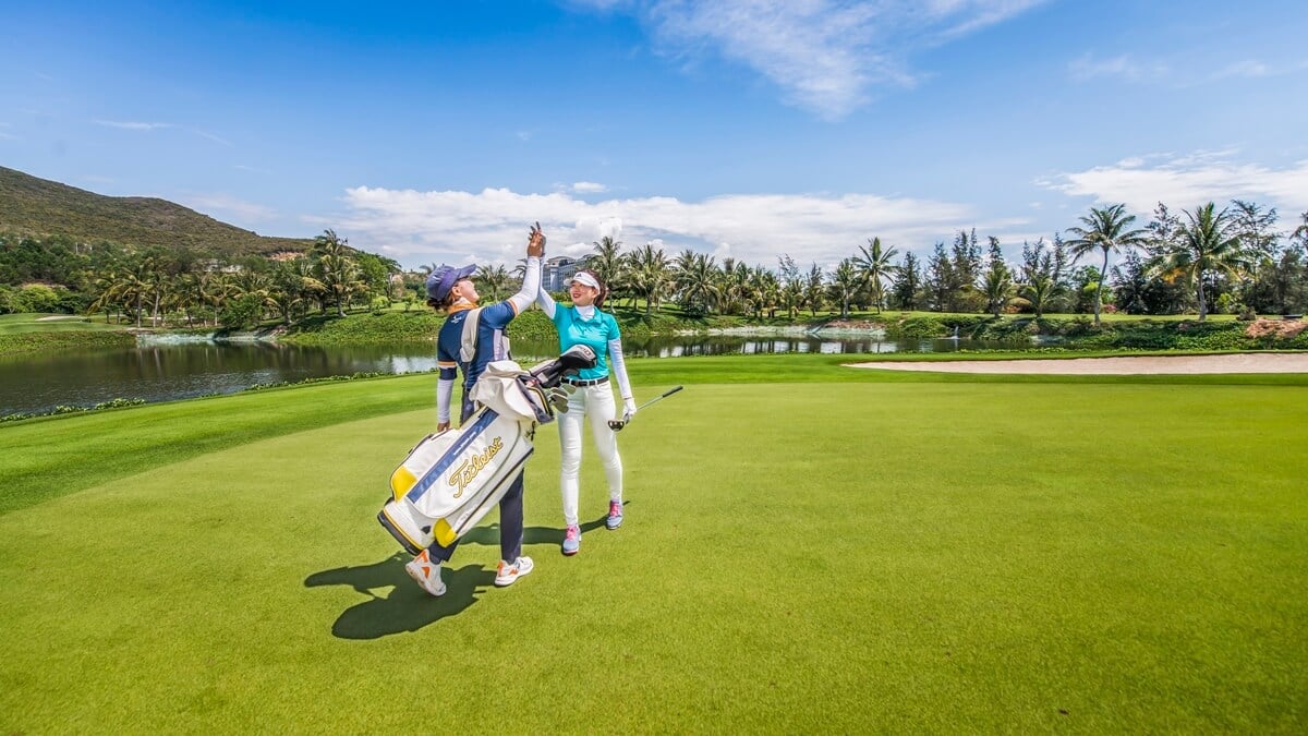 Trải nghiệm chơi golf giữa rừng & biển