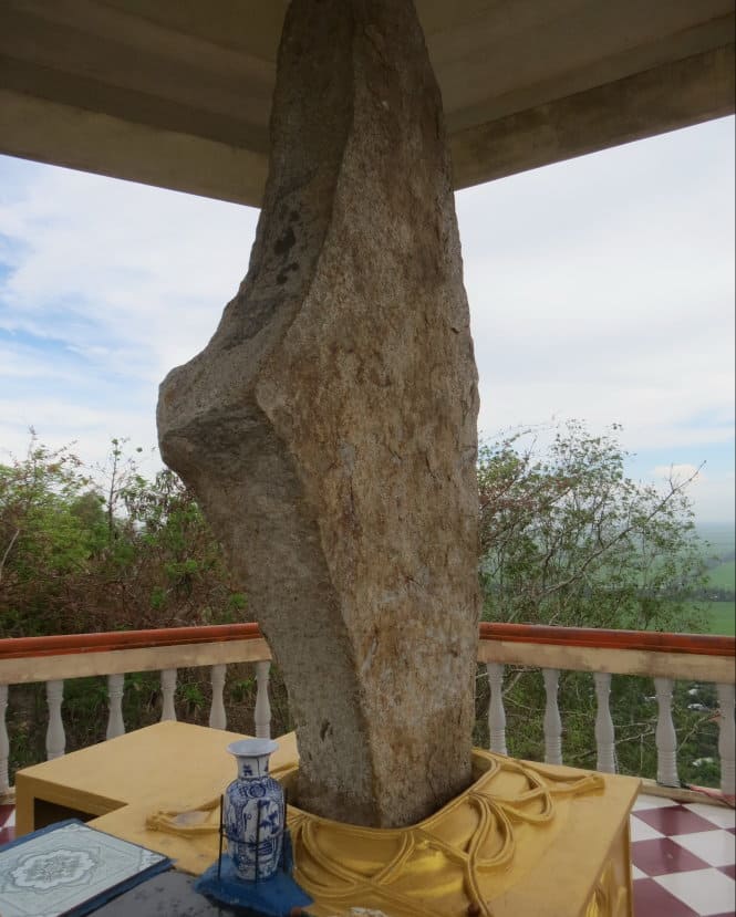 Thạch Đại Đao tọa lạc trên đỉnh núi Ba Thê, thuộc thị trấn Óc Eo, huyện Thoại Sơn, tỉnh An Giang