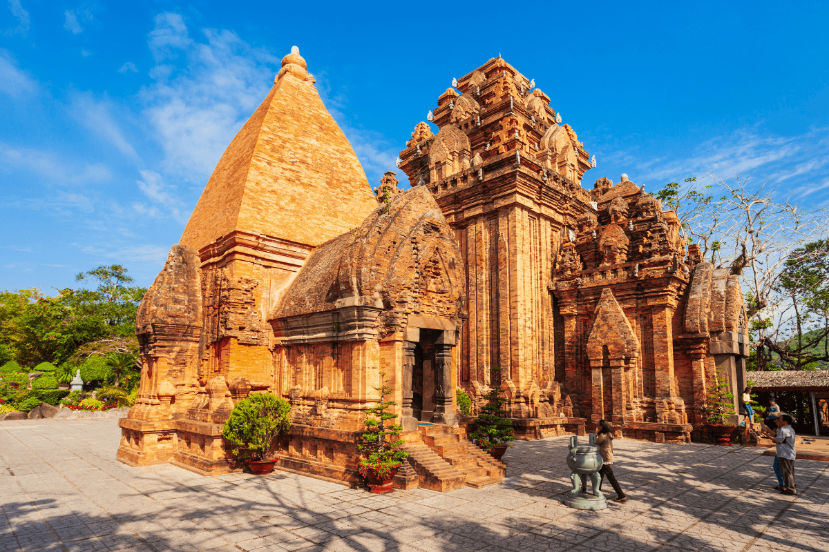 Tháp Pô Sah Inư là một trong những công trình Chăm Pa còn giữ được nhiều dấu ấn nguyên bản