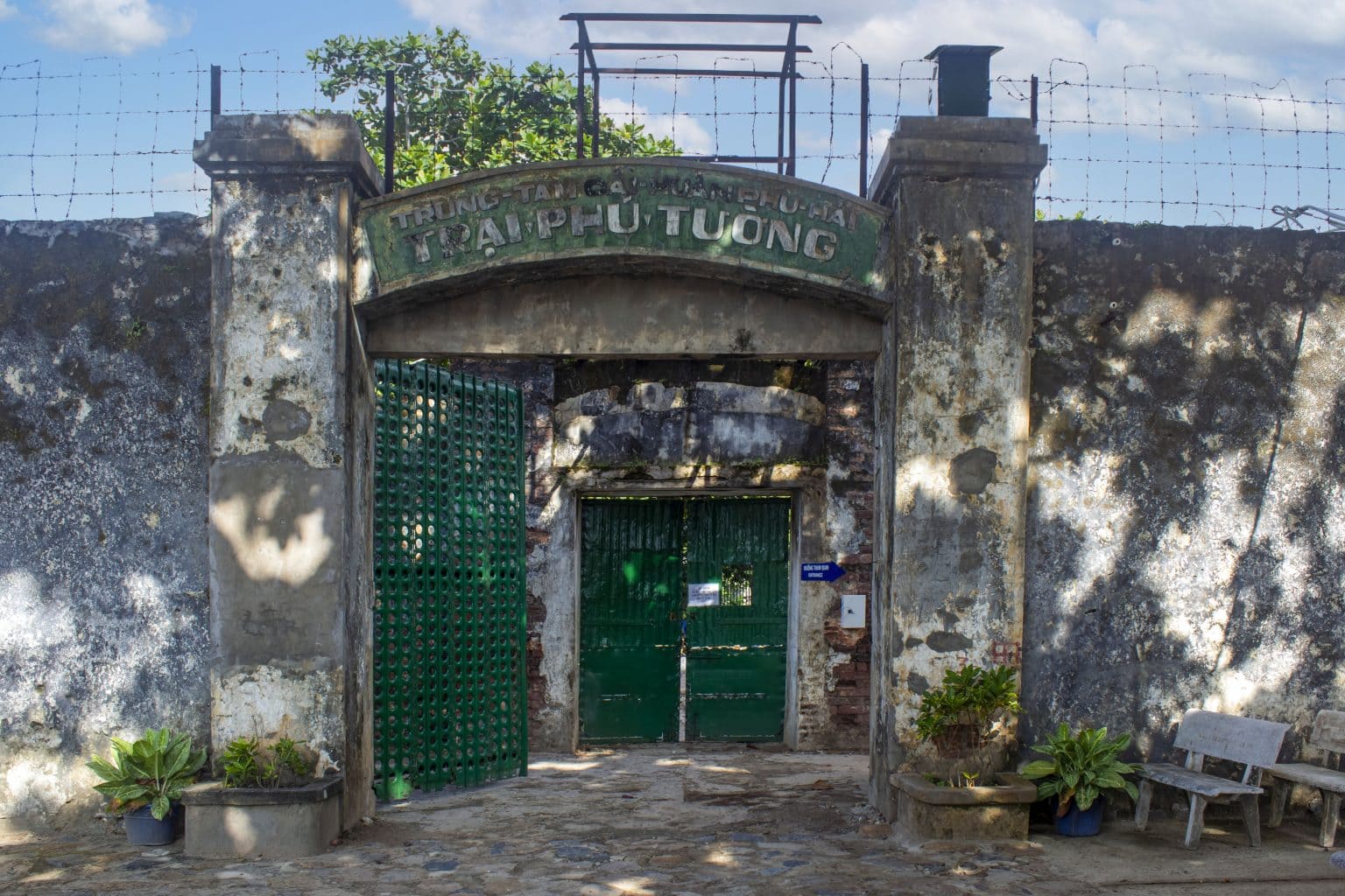 Trại giam Phú Tường được thực dân Pháp xây dựng nhằm giam giữ những tù nhân đặc biệt nguy hiểm