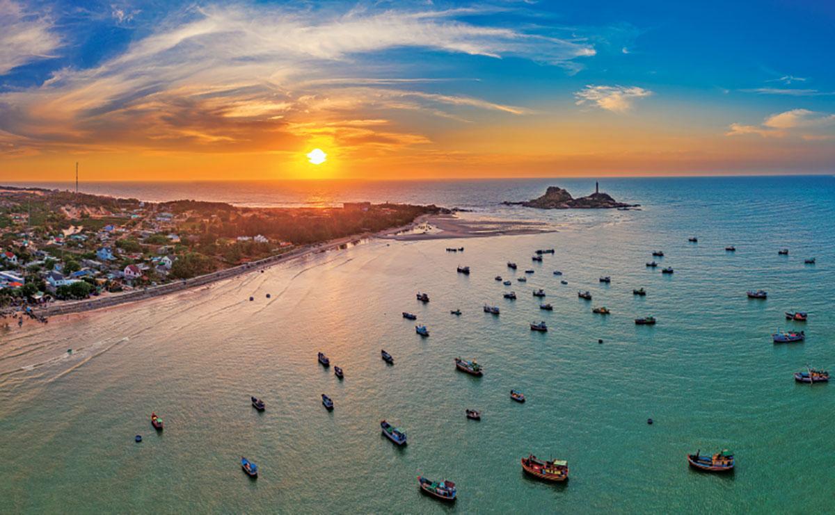 Trung tâm Phan Thiết nằm cạnh biển Đông, được bồi đắp bởi dòng sông Cà Ty hiền hòa