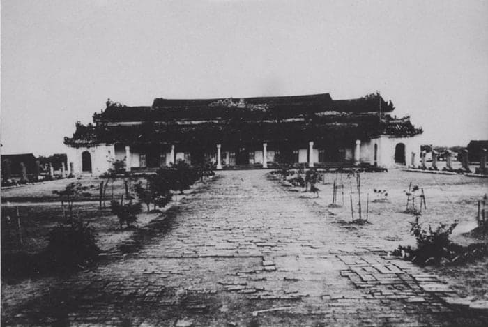 Theo ghi chép, Văn Miếu Huế ban đầu được xây dựng tại làng Triều Sơn, trong giai đoạn mở mang bờ cõi của các vua triều Nguyễn. 