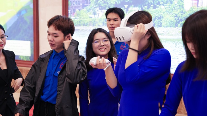 Các bạn tình nguyện viên tỏ ra vô cùng phấn khích trước sản phẩm Metaverse từ YooLife