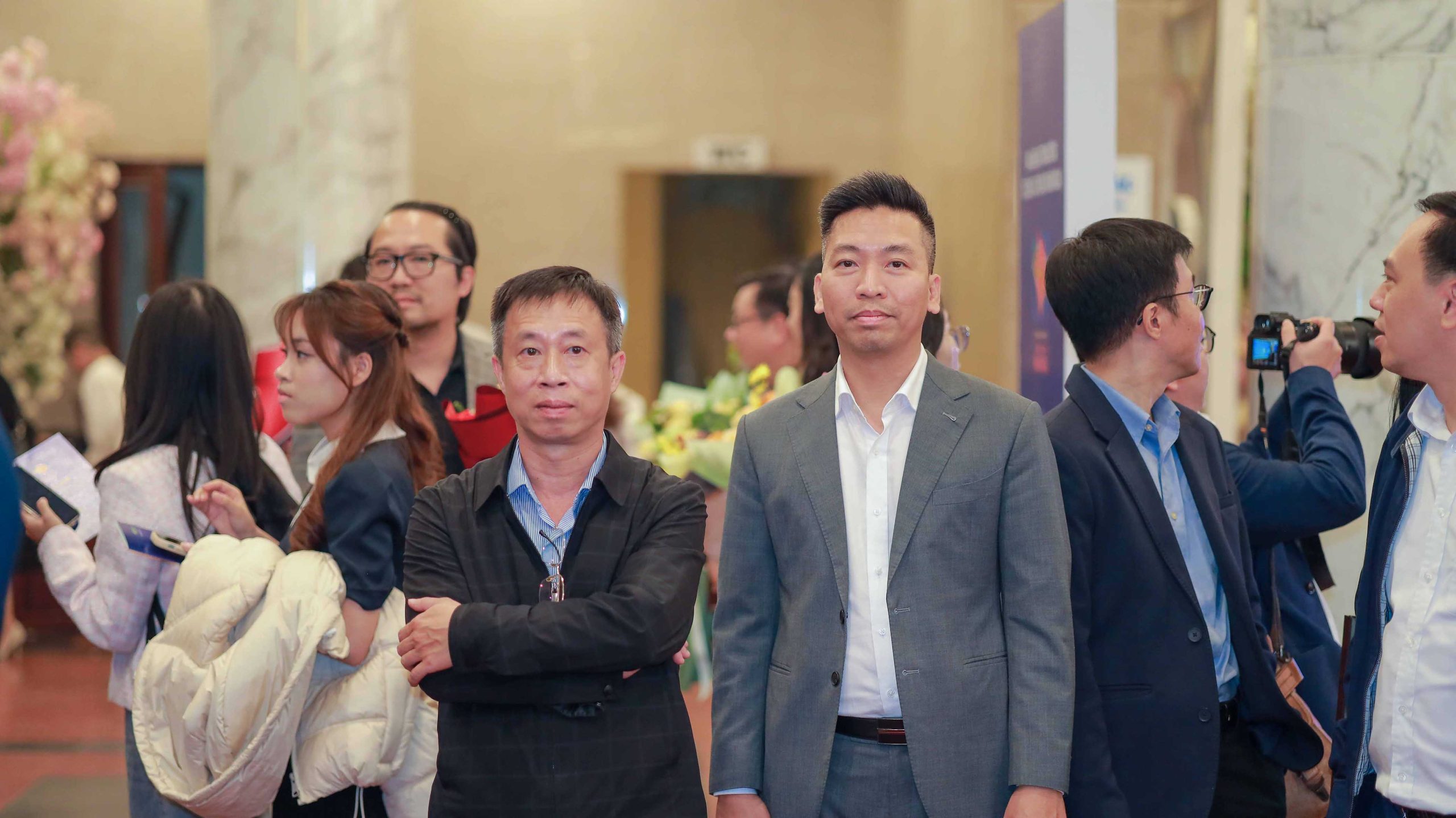 Đại diện báo Nhân Dân, đối tác quan trọng trong hành trình của YooTek tiến đến chúc mừng giải thưởng và chụp ảnh lưu niệm.