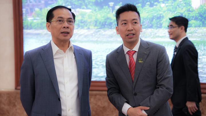 Phó Thủ tướng Bùi Thanh Sơn tỏ ra hào hứng với loạt sản phẩm Metaverse của YooLife