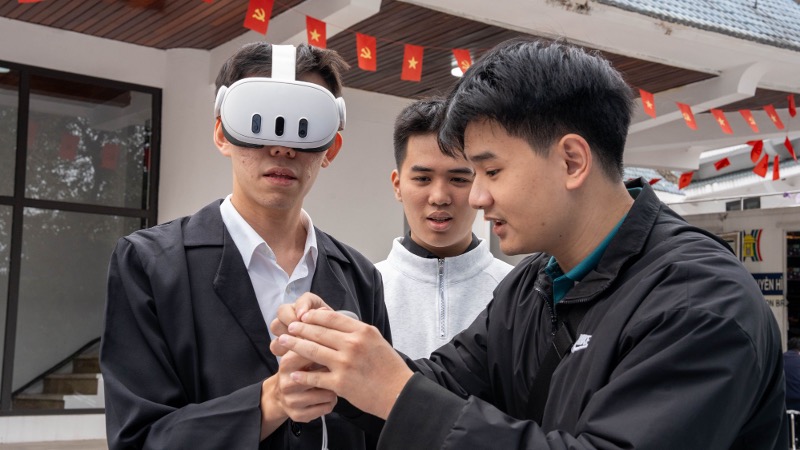 Thế hệ trẻ Thủ đô phấn khích với trải nghiệm Metaverse "Make in Vietnam" đắm chìm.