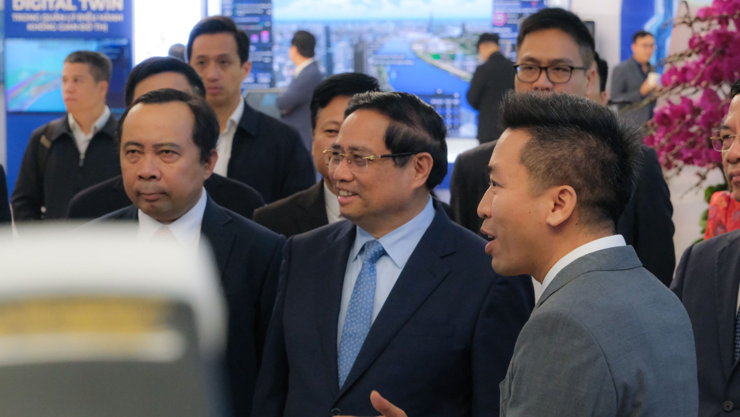 Thủ tướng Phạm Minh Chính khá hài lòng về hướng phát triển Metaverse của YooLife qua phần trình bày của CEO Nguyễn Mạnh Tùng