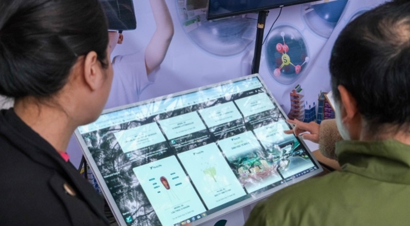 Các thầy cô tranh thủ tiếp cận với công nghệ giáo dục đến từ tương lai.