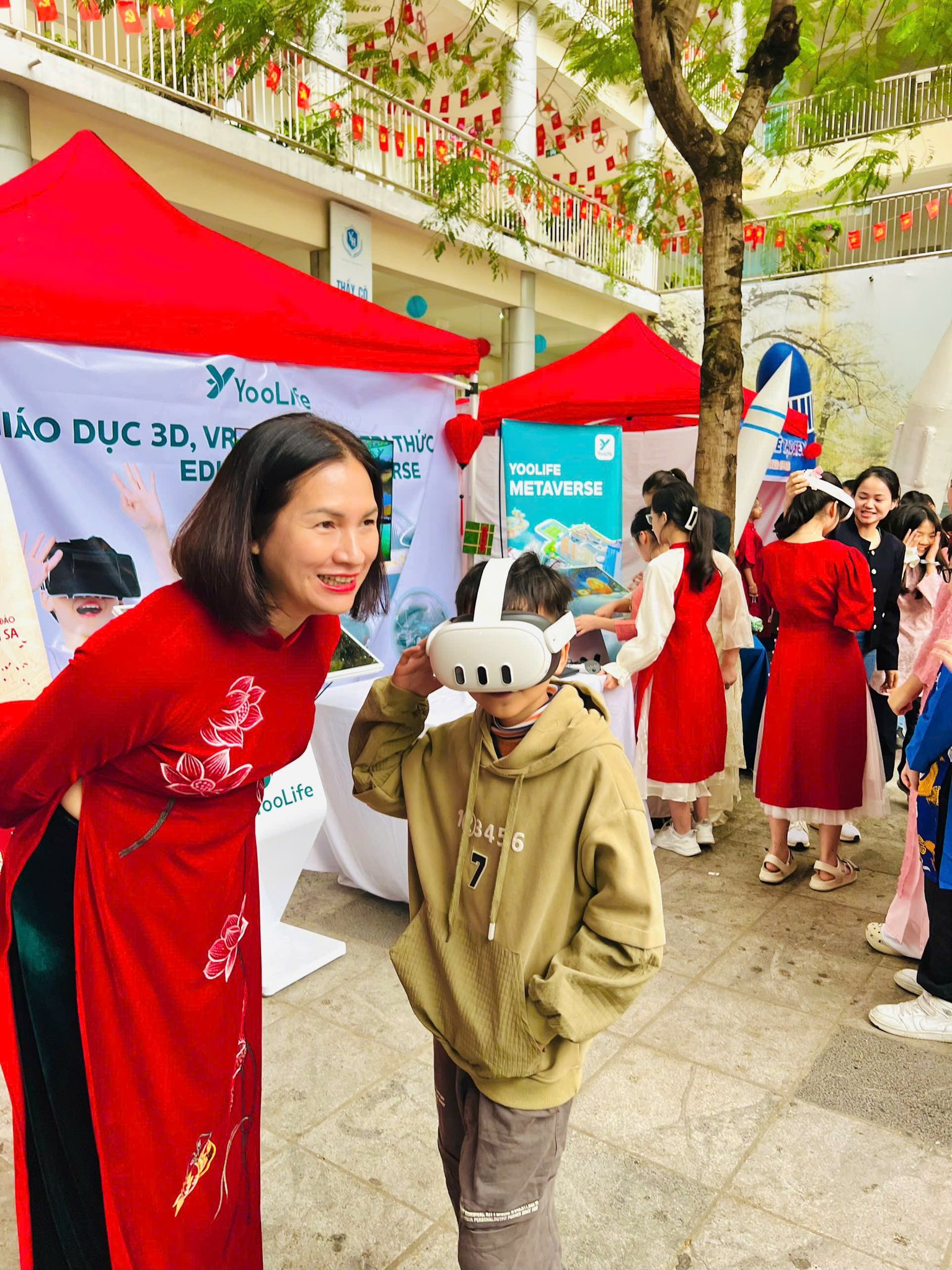 Sự hào hứng của phụ huynh khi thấy con tiếp cận với phương thức giáo dục hiện đại, an toàn và đạt chuẩn quốc tế.