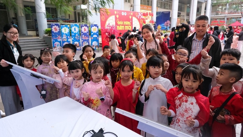 Thầy cô và học sinh cùng khám phá những chân trời kiến thức mới qua công nghệ thực tế ảo.